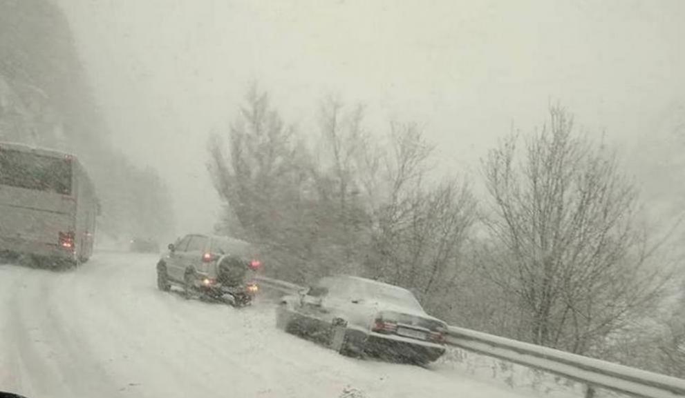 Пътят Кюстендил - Дупница при Черна нива е затворен за движение заради аварирали камион на снегопочистващата фирма, а впоследствие и автовоз