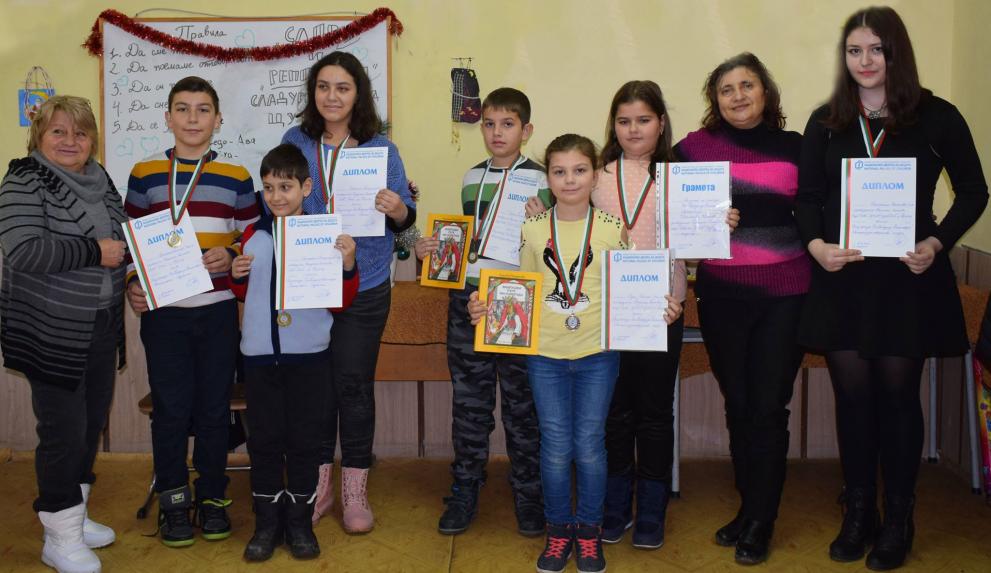 Наградените деца от ДАС „Дъга“ и Клуб „Слово“ към ЦПЛР-ЦУТНТ с техните ръководители Йорданка Стоянова и Веселина Йотова