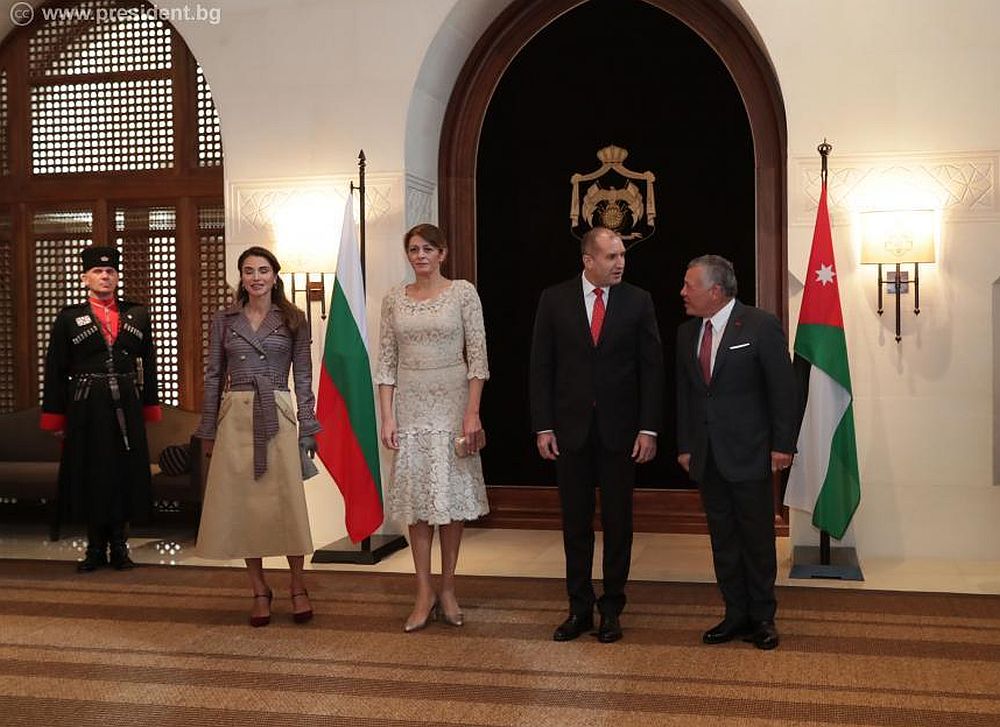 Крал Абдула и кралица Рания посрещнаха президента Румен Радев и съпругата му Десислава Радева в двореца в Аман.