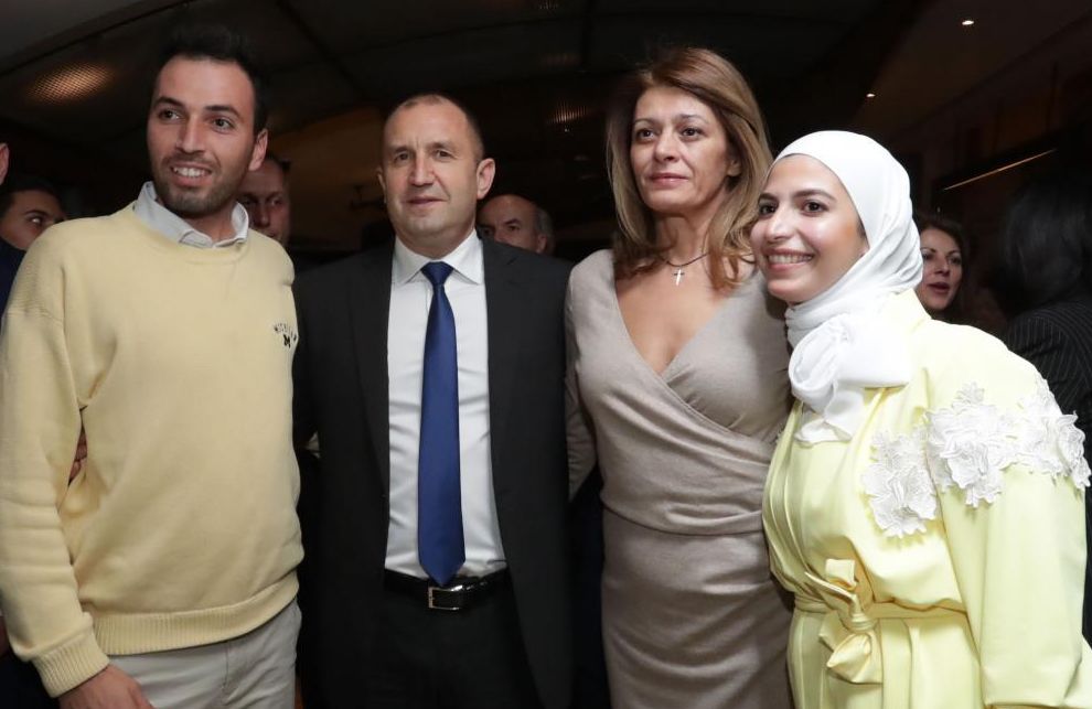 Румен Радев се срещна в Аман и с представители на българската общност в Йордания. Десислава Радева смени тоалета си за срещата с права рокля с дълбоко деколте.
