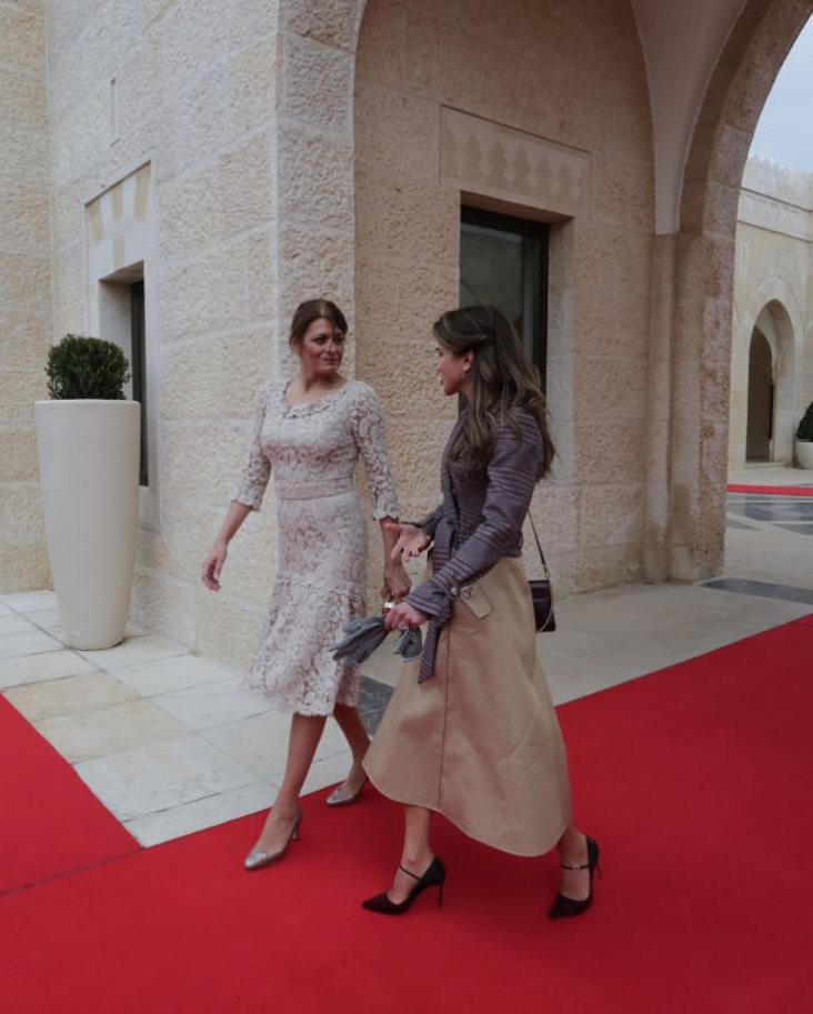 В кралския дворец в столицата Аман президентската двойка беше посрещната с официална церемония от техни величества крал Абдула II бин ал-Хусейн и кралица Рания ал-Абдула. Впечатление направиха първите дами. И двете бяха избрали тоалети в бежовата гама. На официалната церемония Десислава Радева се появи с елегантна, дантелена рокля с дължина под коляното. Тоалетът ѝ е дело на дизайнерката Невена Николова. Много често първата дама се доверява именно на нея за външния си вид на важни събития.