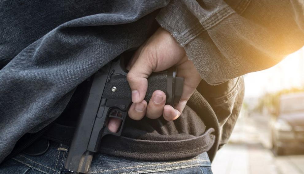 Мъж стреля с незаконен пистолет в Етрополе, съобщиха от полицията.