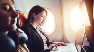 жена компютър самолет