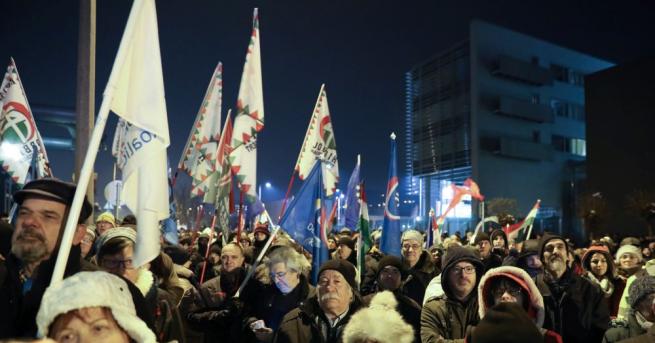 Няколко хиляди унгарци излязоха снощи за пети пореден ден на