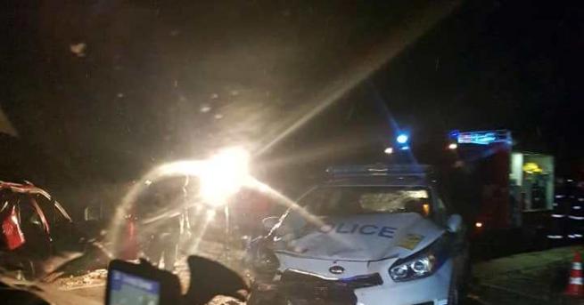 Катастрофа в която е участвал и полицейски автомобил е станала