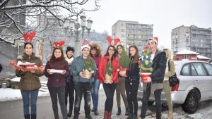 Коледните внучета гостуваха на самотни възрастни хора