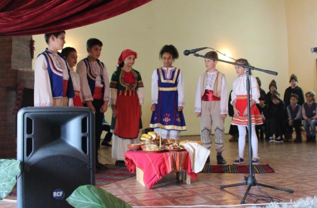 Коледен спектакъл на IV „в“ клас на НУ „Свети Климент Охридски“
