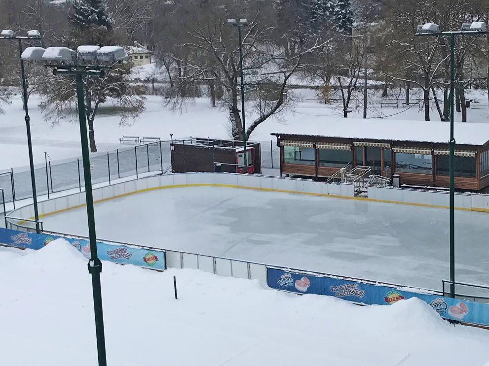Ледената пързалка в парка