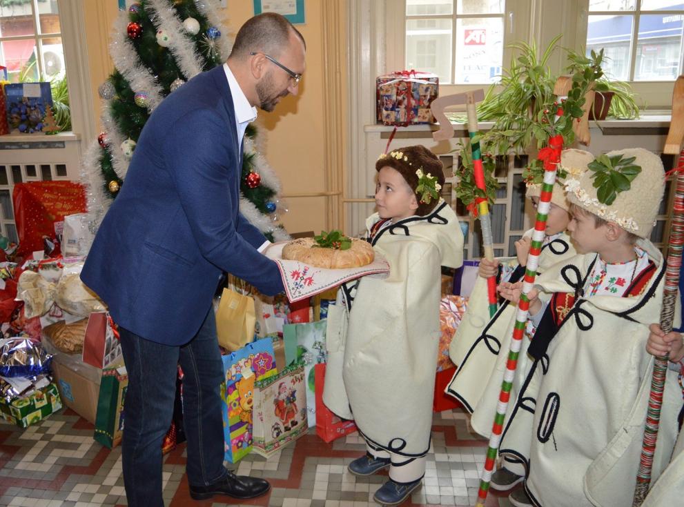 „Благодаря на учителите в област Бургас за усилията, за енергията, която влагат, за да виждаме усмихнати детски лица“, каза Областният управител Вълчо Чолаков.