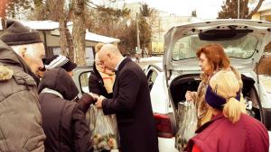 Зарадваха с пакети с продукти социално слаби във варненски квартал