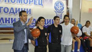 Бургас играе баскетбол