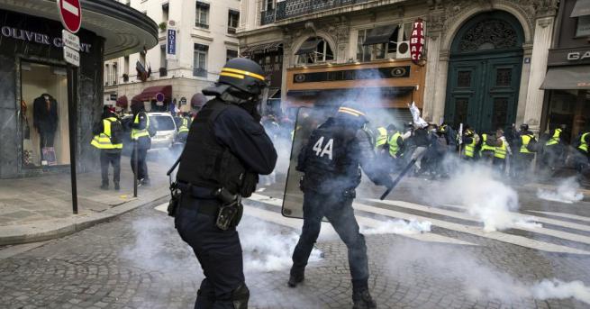 Френският президент Еманюел Макрон остро осъди насилието при протестите на