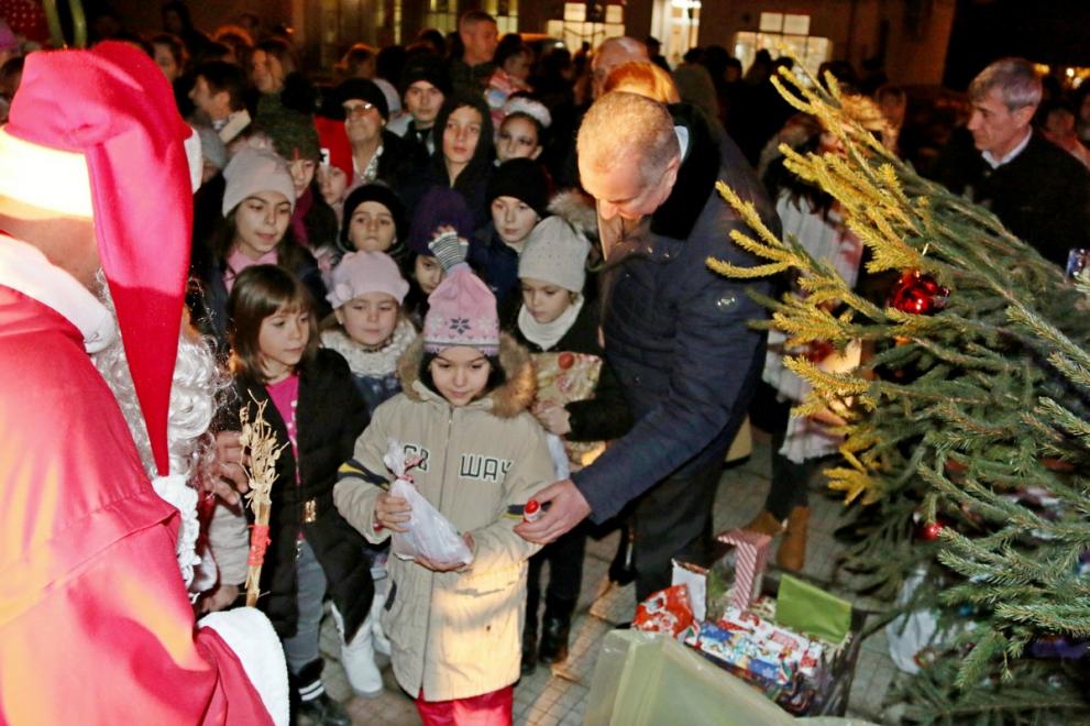 Видинският кмет и Дядо Коледа раздадоха подаръци на децата.