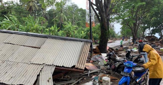 Вълна цунами която връхлетя Индонезия в събота вечерта е помела