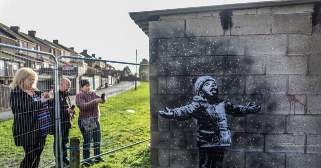 Графит на Банкси, изрисуван върху гараж в уелски град, може