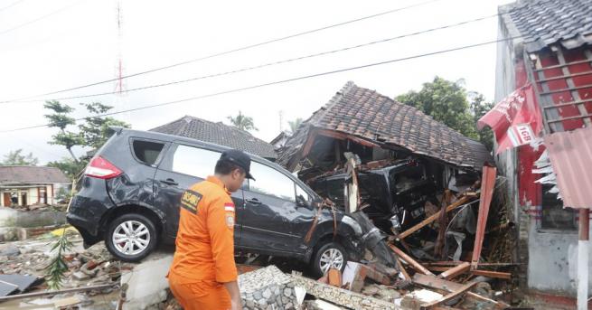 Броят на жертвите на вълните цунами в Индонезия достигна 373