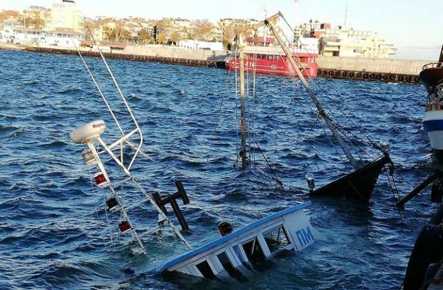 Инцидентът бил предизвикан, след като силният вятър скъсал въжетата на корабчето.