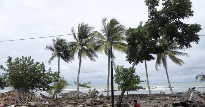 Броят на жертвите на вълната цунами в Индонезия достигна 281,