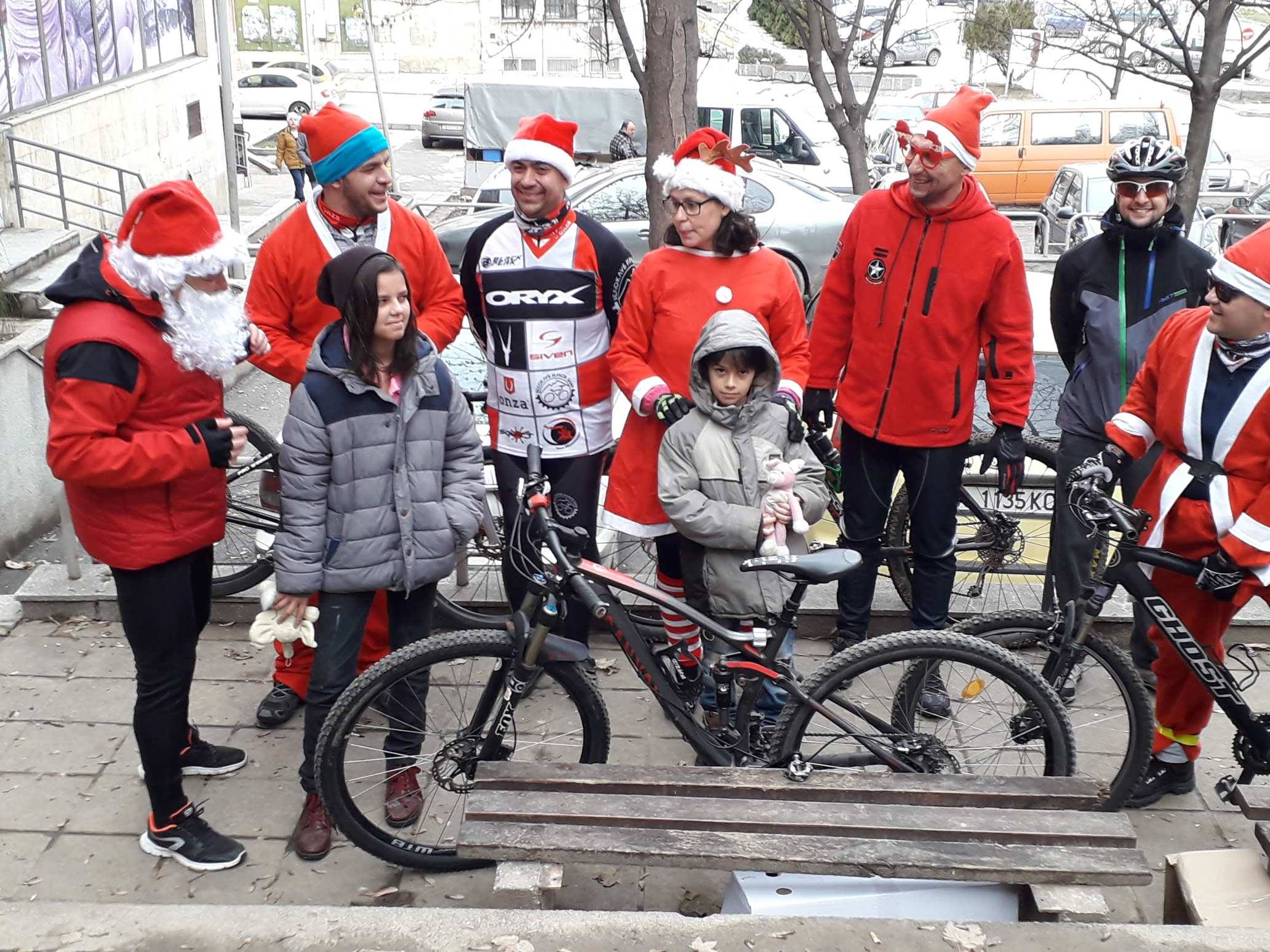 Вело шествието на Дядо Коледа посети двама малчугани