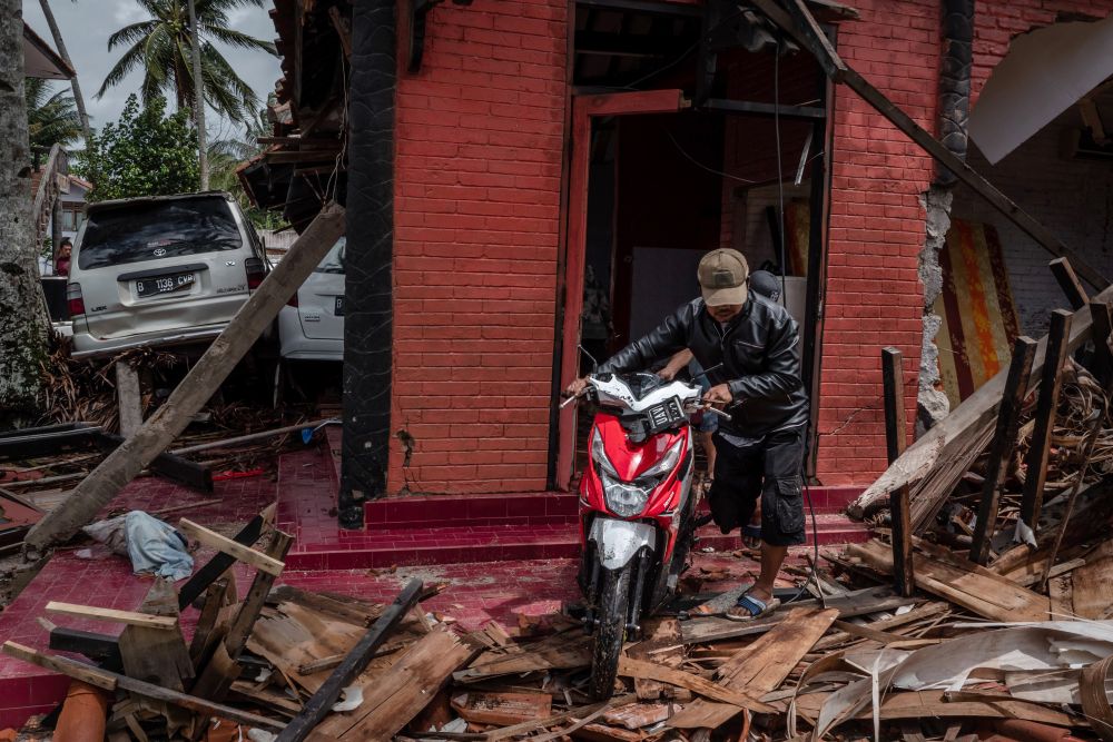 Опустошението в Индонезия след гнева на „Детето на Кракатау“