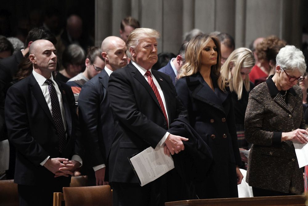 Доналд Тръмп и Мелания присъстваха на рождествена литургия в Националната катедрала във Вашингтон