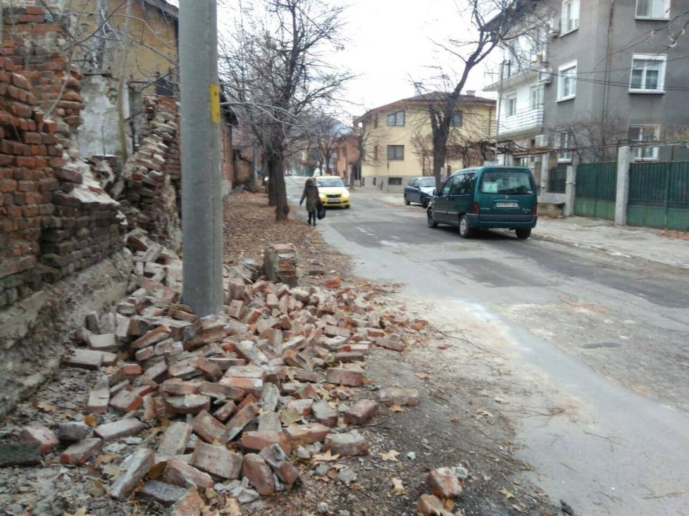 Падна стената на бившия КЕЧ в Дупница