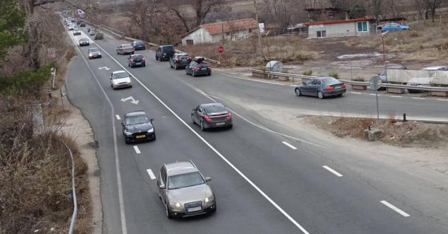 Колона от автомобили има на магистрала Хемус преди София информира