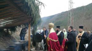 Край Забърдо раздават курбан за безаварийно пътуване