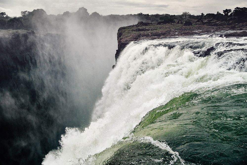 Колко бихте рискували в името на една снимка? Ако сте готови да направите всичко, то тогава поне го направете на идеалното място за това – водопадите Виктория в Южна Африка