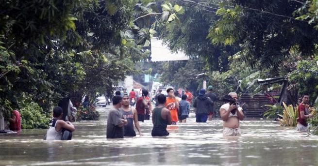 Най малко 20 души станаха жертви на наводнения и свличания на