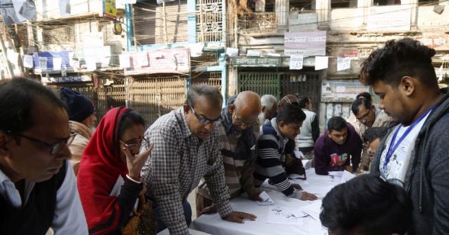 Двама души загинаха в Бангладеш при свързани с изборите сблъсъци