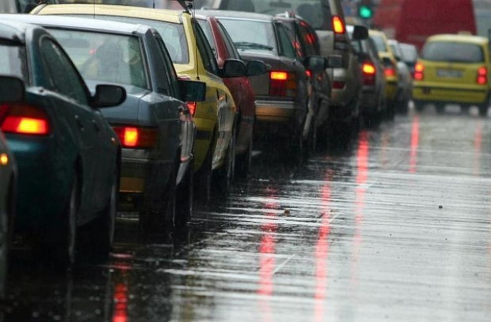 трафик коли автомобили дъжд