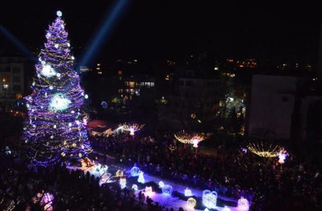С танци на площада Благоевград посреща новата година