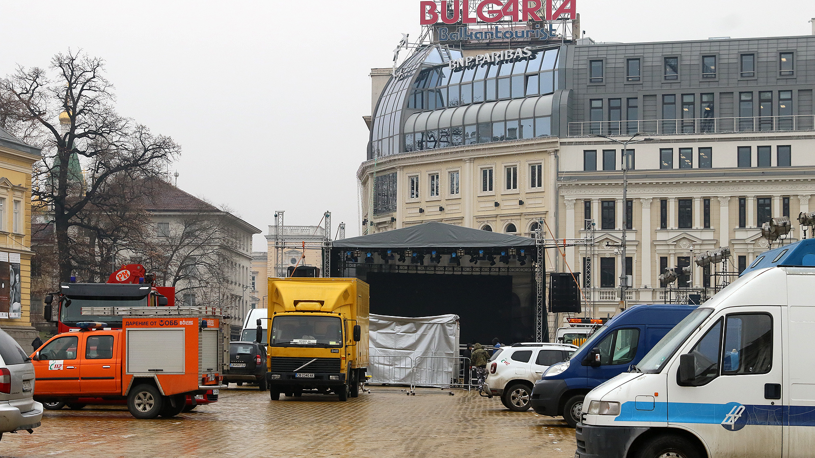 В новогодишната нощ ще се движат столичното метро и част от наземния транспорт. Автобусните линии обаче ще се движат по променени маршрути.