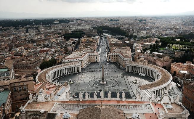 Внезапни оставки във Ватикана
