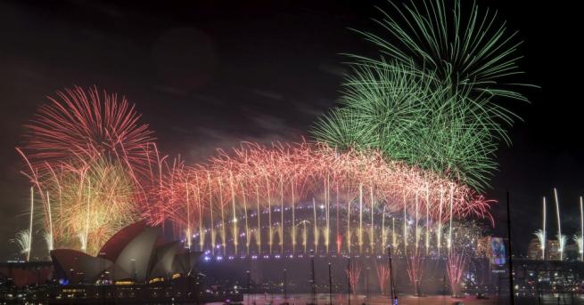 Буреносните облаците се разпръснаха в Сидни за новогодишните фойерверки макар