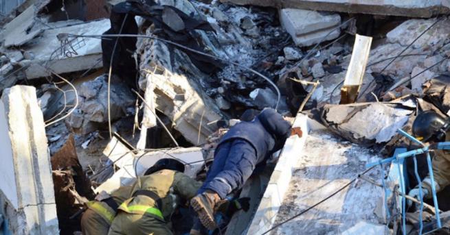 Спасители са открити под руините на частично срутилата се жилищна
