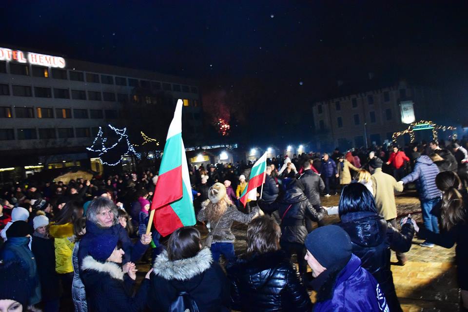 Кръшни хора се извиха на площад "Христо Ботев" във Враца.