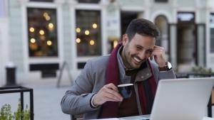 компютър мъж кафе