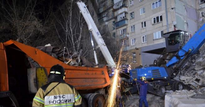 Разчистването на развалините на мястото на частично срутилата се сграда