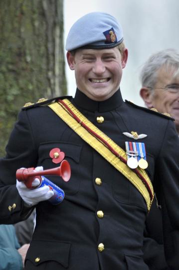 <p>Принц Хари се забавлява със сирената, с която трябва да обяви началото на марш на Британския легион през 2010 г.</p>
