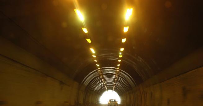 Движението в тунел Топли дол на магистрала Хемус на 3