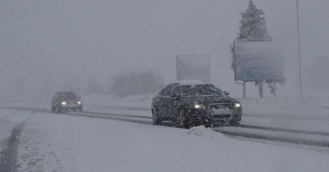 Заради зимната обстановка временно ограничение на движението на тежкотоварни автомобили