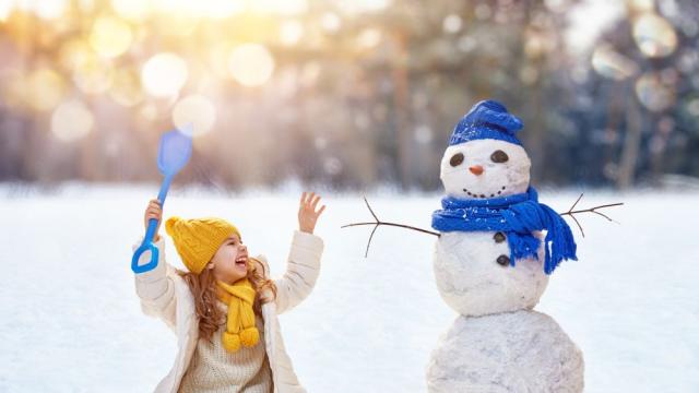 Лекар: Правенето на снежен човек гори 300 калории