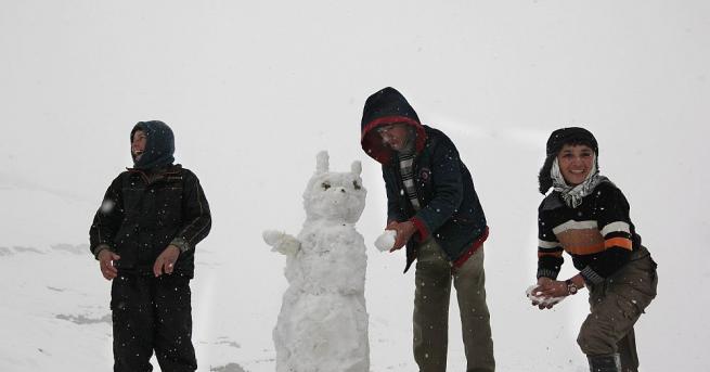 Жителите на Кабул се зарадваха на първия сняг за годината,
