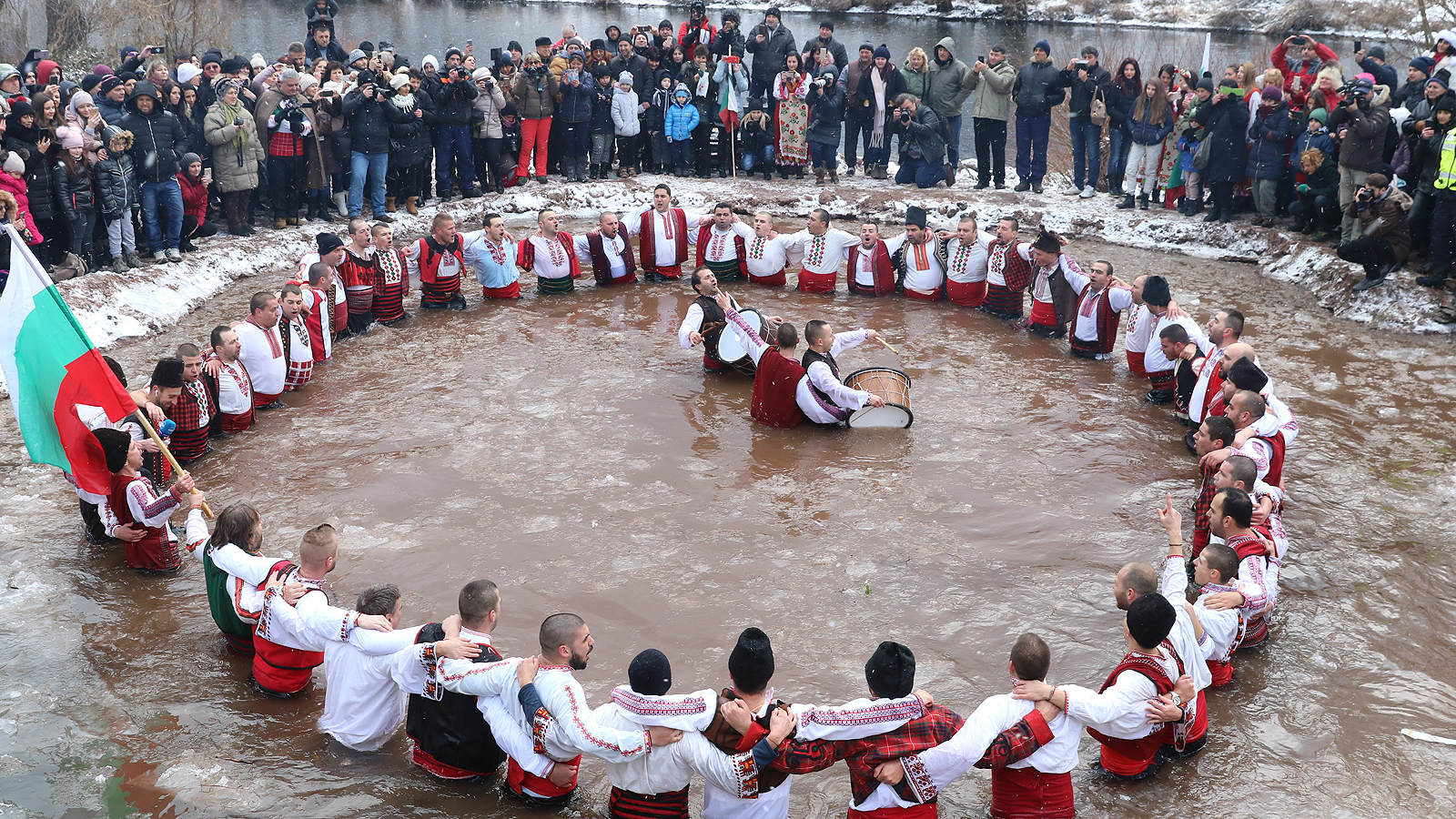 Богоявление и мъжко хоро в ледените води в село Зверино