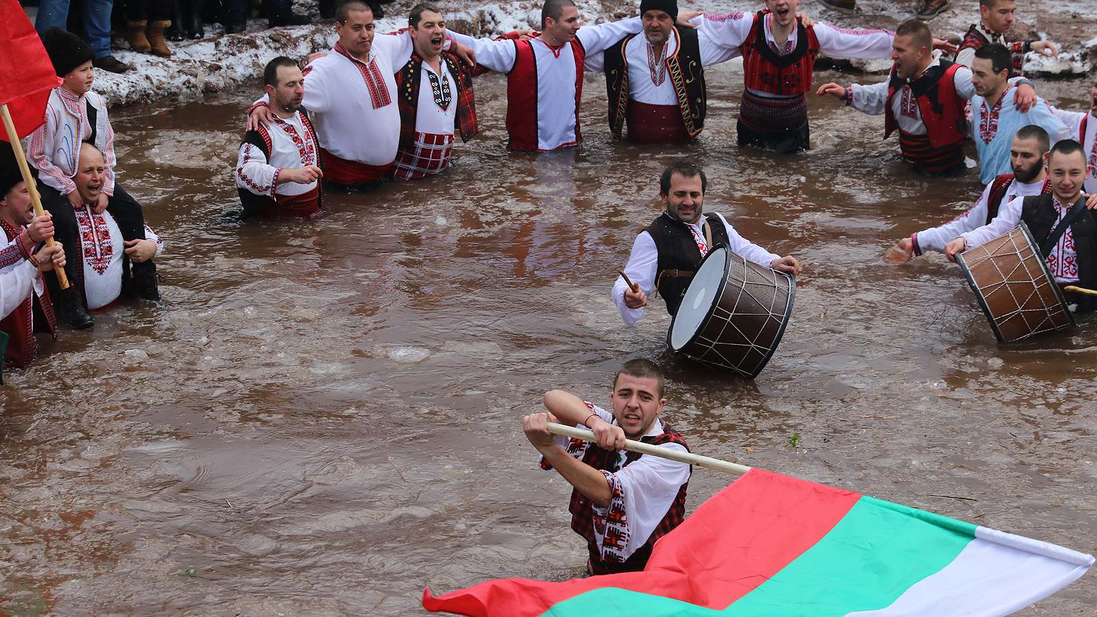 Богоявление и мъжко хоро в ледените води в село Зверино