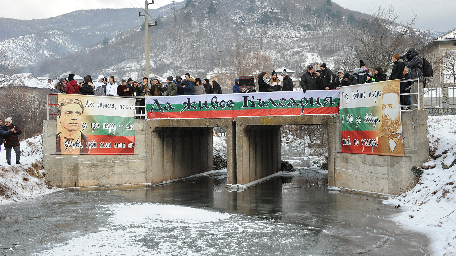 Богоявление и мъжко хоро в ледените води в село Зверино