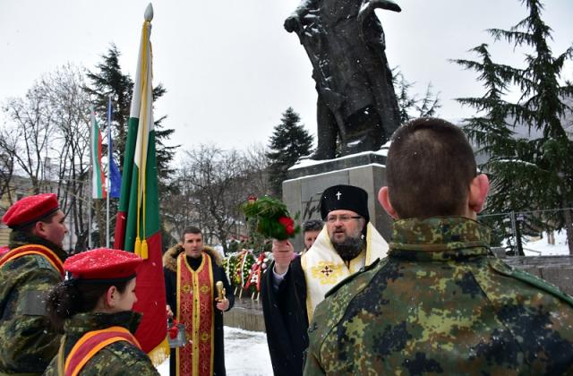 Врачанският митрополит Григорий благославя.