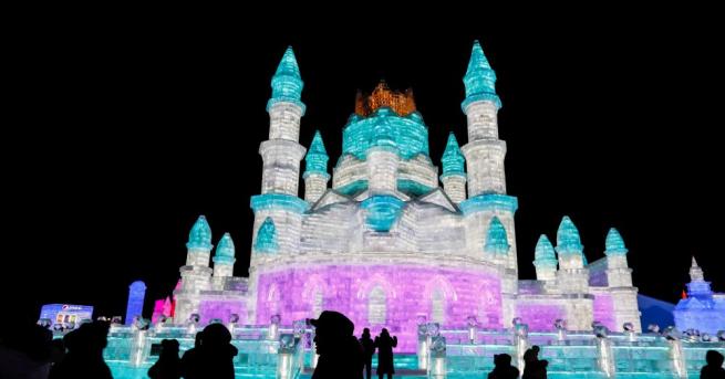 Гигантски замъци снежна статуя на Буда 3D светлинно шоу и
